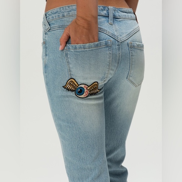 *NWT* VON DUTCH Low Rise Bootcut Patch Embroidered Jeans Light Wash - Picture 5 of 10